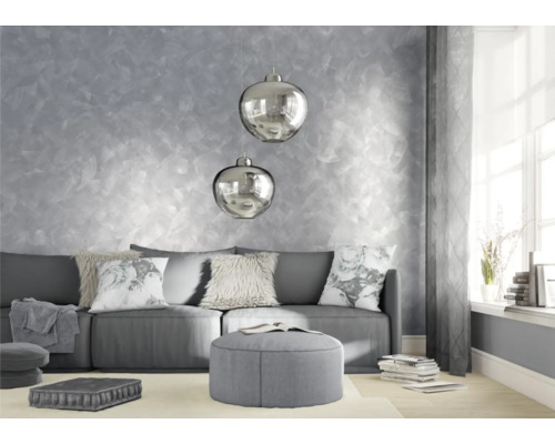 Camera de zi cu canapea, perne, taburet și design decorativ pe perete.