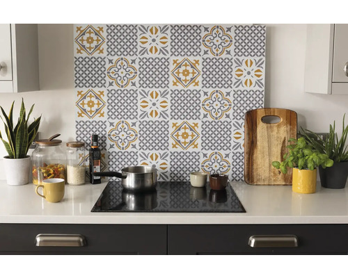 Scenă de bucătărie cu protecție de perete cu model de faianță în galben și gri deasupra plitei