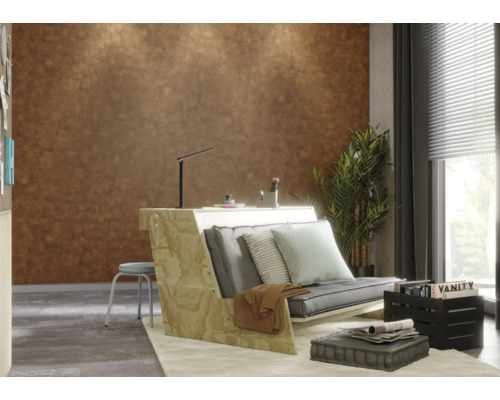 Cameră modernă cu birou, zonă de relaxare cu perne și decorațiuni