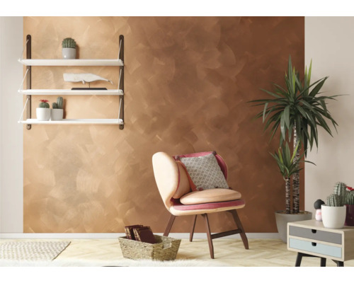 Cameră de zi cu design maro pe perete, raft, fotoliu, plantă de interior și măsuță laterală.