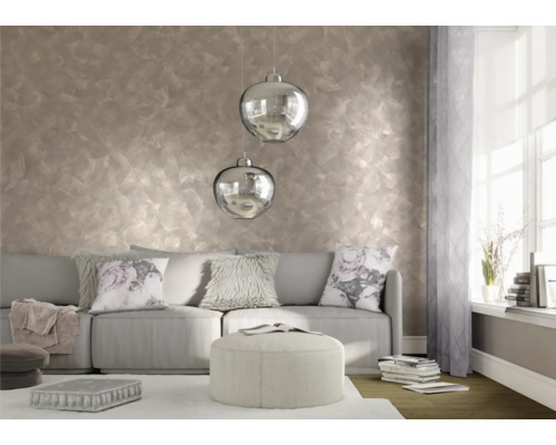 Cameră de zi cu vopsea decorativă pe perete, canapea, perne și două lămpi suspendate