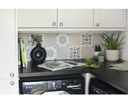 Spălătorie cu mașină de spălat, blat de lucru, faianță și elemente decorative