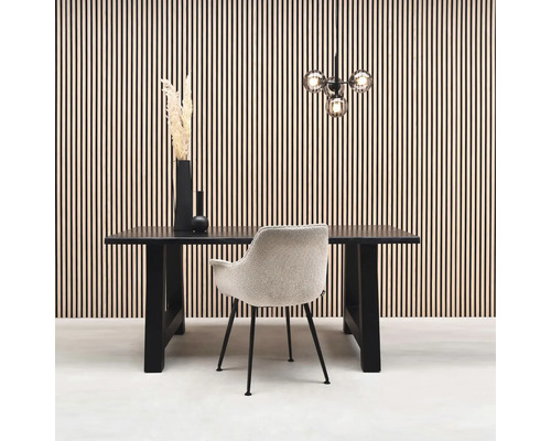 Sufragerie cu masă, scaun și decorațiuni în fața unui panou de perete.