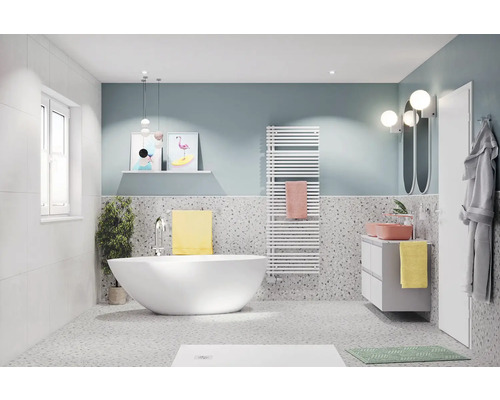 Baie cu cadă independentă, radiator pentru prosoape, lavoar și oglindă