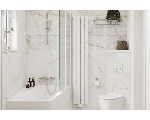 Baie cu cadă, paravan de duș, calorifer portprosop și toaletă în fața plăcilor de perete cu aspect de marmură