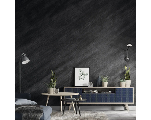 Cameră de zi cu comodă, masă, canapea, lampă și decorațiuni de perete