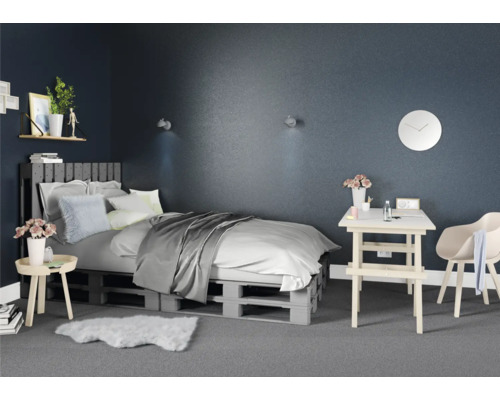 Dormitor cu pat din paleți, birou și scaun