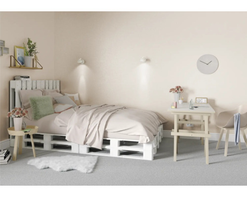 Dormitor cu pat din paleți de lemn, birou și scaun