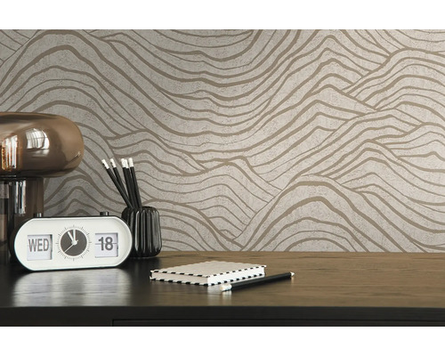 Scenă cu tapet cu model, lampă de masă, calendar de birou, pixuri și blocnotes