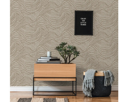 Perete decorativ cu tapet cu model ondulat, comodă, coș, plantă de apartament și decorațiuni