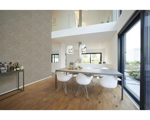 Interiorul unei case moderne cu masă de sufragerie, scaune și tapet texturat