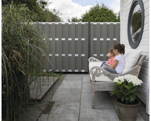 Grădină cu gard de intimitate, bancă și plante