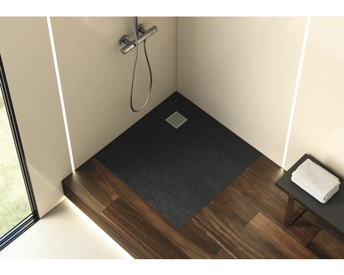 Duș de colț cu cădiță de duș plată, neagră, armătură și prosoape pe un raft