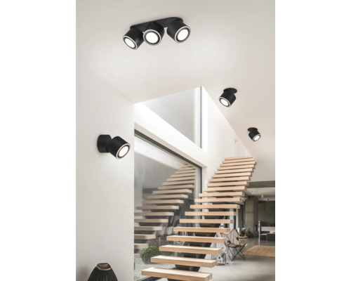 Scenă cu plafoniere și aplice într-o casă cu scară