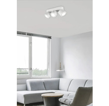 Lumină de tavan cu trei spoturi într-un living luminos