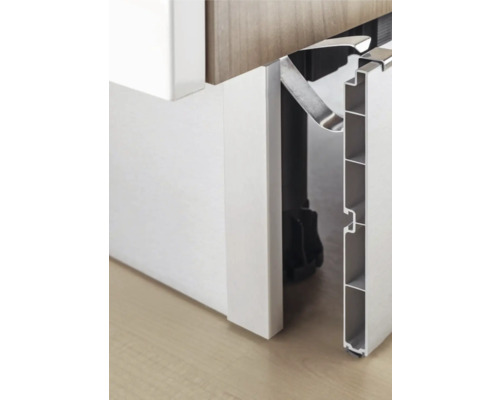 Detaliu al unei piese de mobilier cu profil din aluminiu