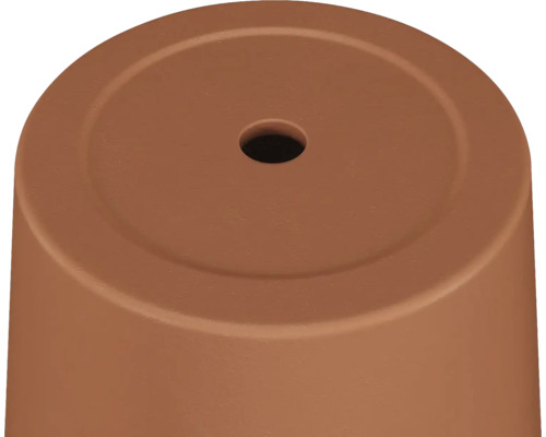 Detaliu cu partea inferioară a unui ghiveci de flori cu orificiu de drenaj