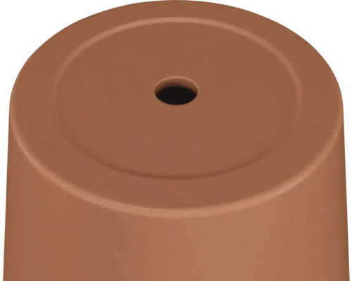 Detaliu al fundului unui ghiveci de flori din teracotă cu o gaură de drenaj