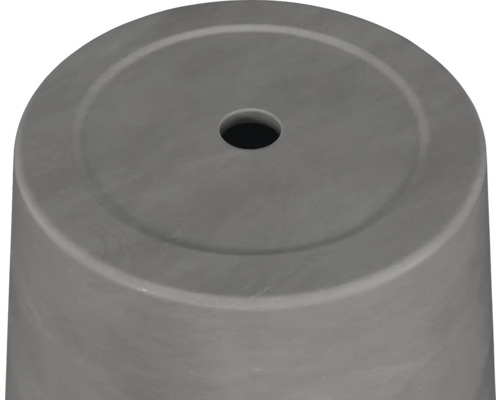 Prim-plan al unui ghiveci de flori cu orificiu de drenaj.