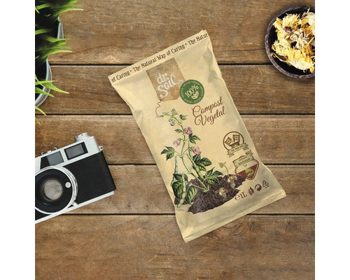 Pachet de compost vegetal pe o masă de lemn