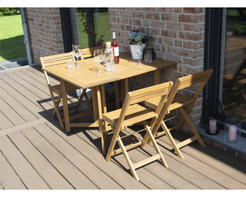 Set de grădină cu masă din lemn și patru scaune pliante din lemn pe o terasă