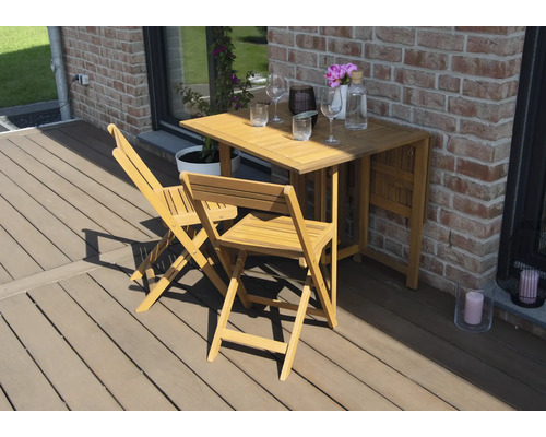 Scenă de grădină cu masă de lemn și două scaune de lemn pe o terasă