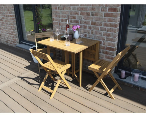 Grup de masă din lemn cu masă pliabilă și scaune pliabile pe o terasă