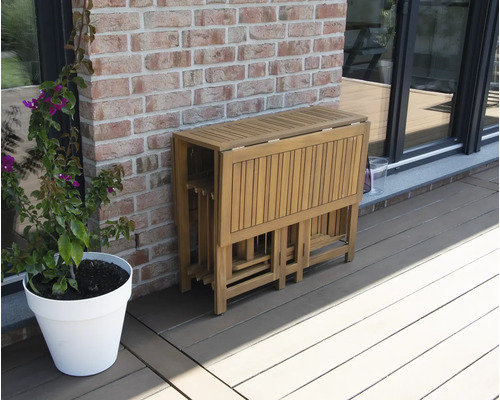 Măsuță de grădină pliabilă din lemn cu scaune pe o terasă