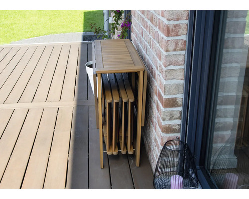 Masa de grădină pliabilă din lemn pe o terasă