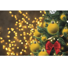 Brad împodobit cu globuri și fundă