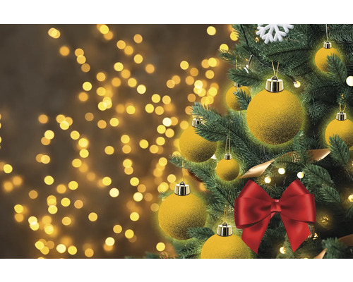 Brad împodobit cu globuri și fundă