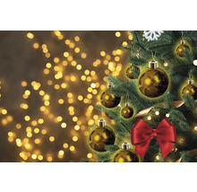 Brad împodobit cu globuri și fundă