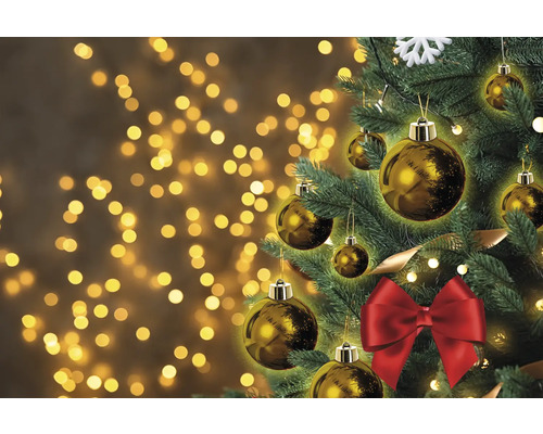 Brad împodobit cu globuri și fundă