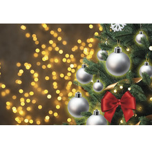 Pom de Crăciun decorat cu globuri și fundă