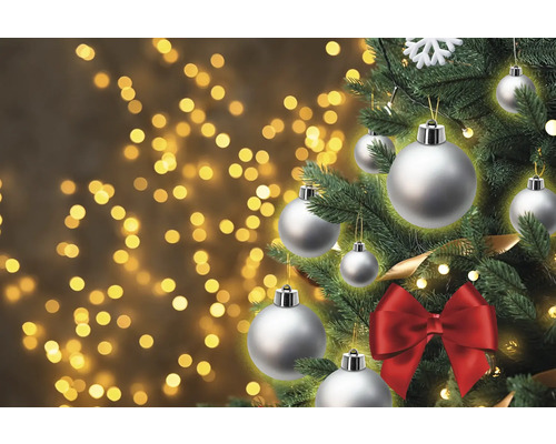 Pom de Crăciun decorat cu globuri și fundă