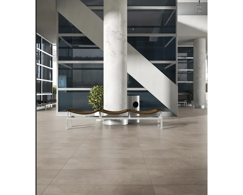 Interior cu gresie, bancă și stâlpi