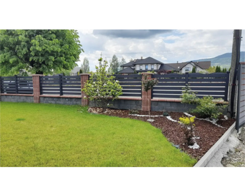 Gard cu elemente orizontale și stâlpi de piatră în grădină