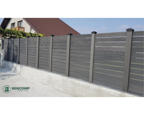 Gard gri de intimitate din plastic și compozit lemn cu stâlpi și capace