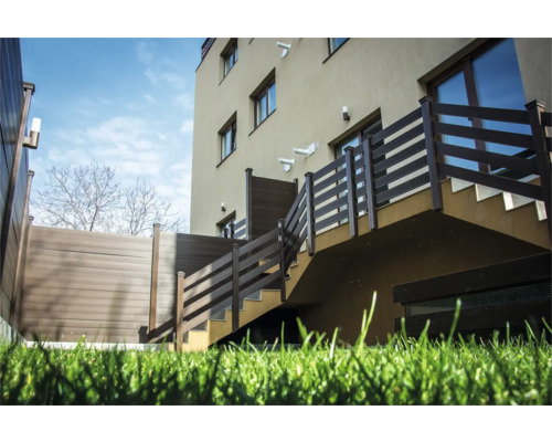 Exterior cu scări, gard și clădire