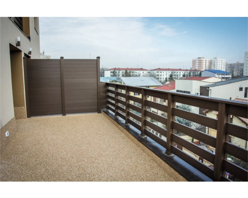 Balcon cu paravan și balustradă din lemn