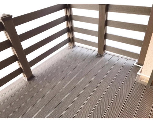 Terasa cu scânduri și balustradă din plastic