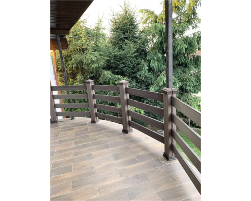 Terasa cu gresie aspect lemn și gard din lemn