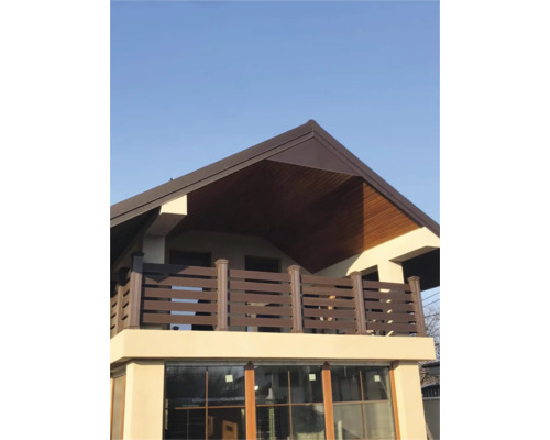 Vedere a unei case cu balcon și ferestre