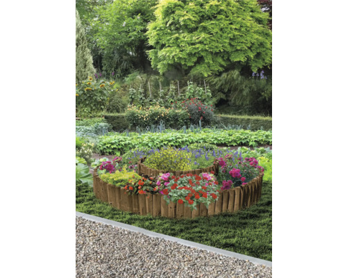 Jardină spiralată din lemn cu flori într-o grădină