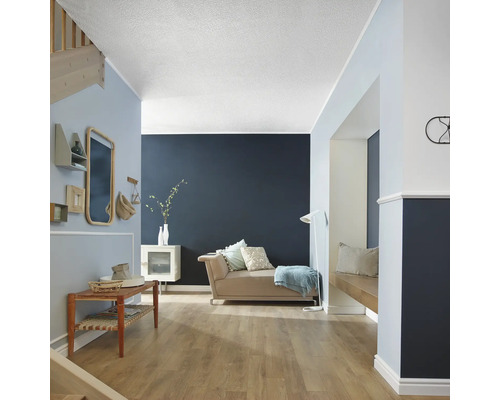 Zonă de intrare cu scară, măsuță laterală, canapea și decorațiuni într-un design de culoare deschisă și închisă.