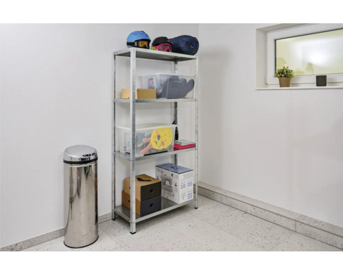 Sistem de rafturi cu cinci niveluri și diverse obiecte într-o cameră