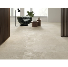 Cameră luminoasă cu gresie, fotoliu și decorațiuni