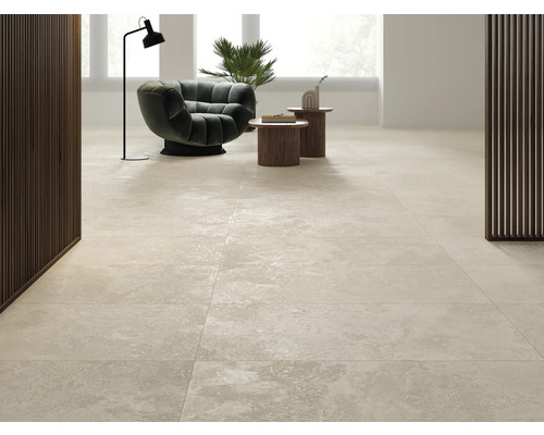 Cameră luminoasă cu gresie, fotoliu și decorațiuni