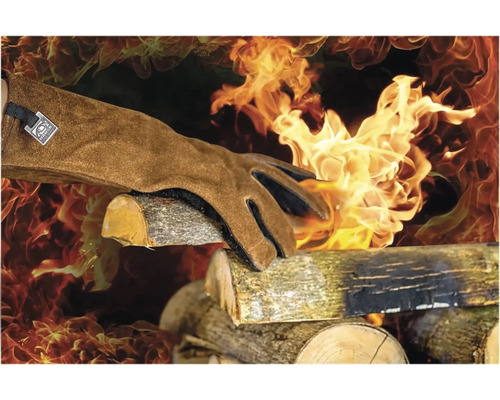 Mănuși ignifuge cu bușteni în fundal