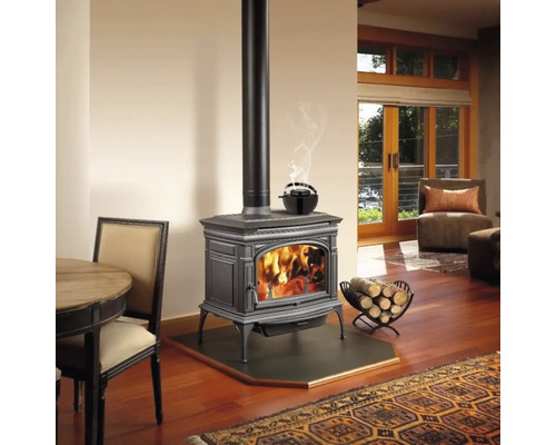 Șemineu în camera de zi cu coș de depozitare a lemnelor și masă de sufragerie